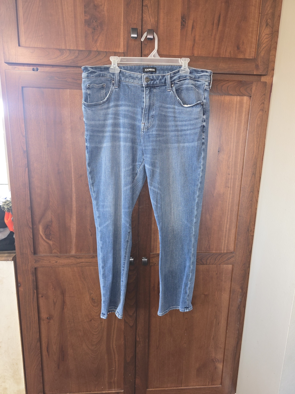 Express Men's Relaxed Jeans in Light Blue Wash
